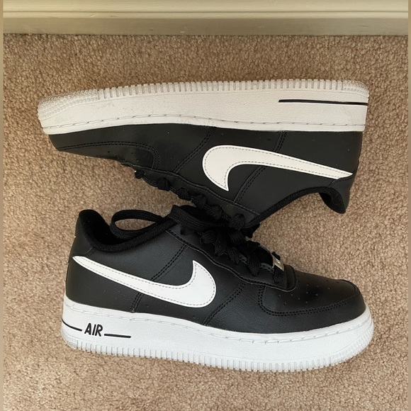 Youth Nike Air Force 1 - Size 4Y (women’s 6 equivalent) - Picture 1 of 6
